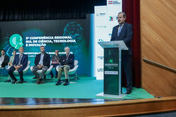 5ª Conferência Regional Sul de Ciência, Tecnologia e Inovação no auditorio da UTFPR em Curitiba nesta quinta-feira (25). Foto: Geraldo Bubniak/AEN